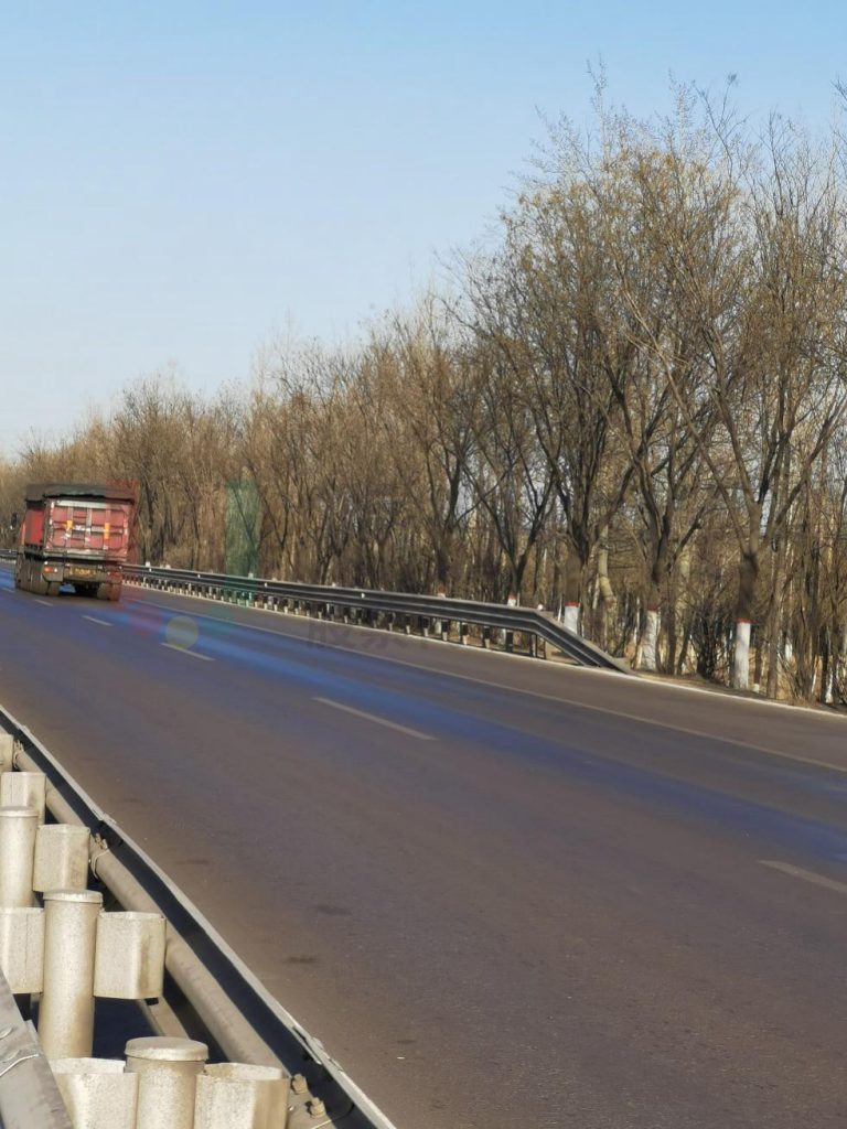 图14 在道路一侧危险处增设防护栏