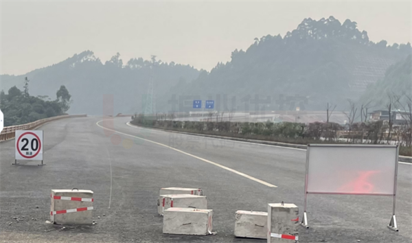 图13 路口增设雨雾线形标牌和反光防撞桶