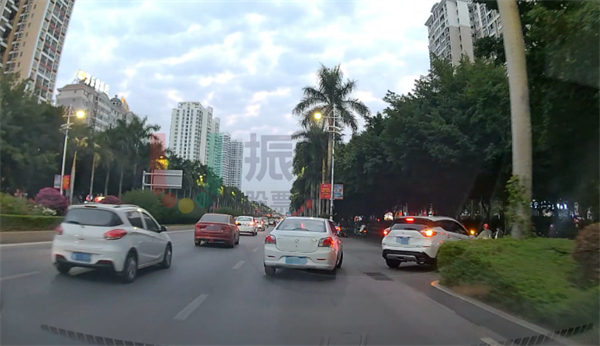 图3 路口间岔路车辆进出影响行驶